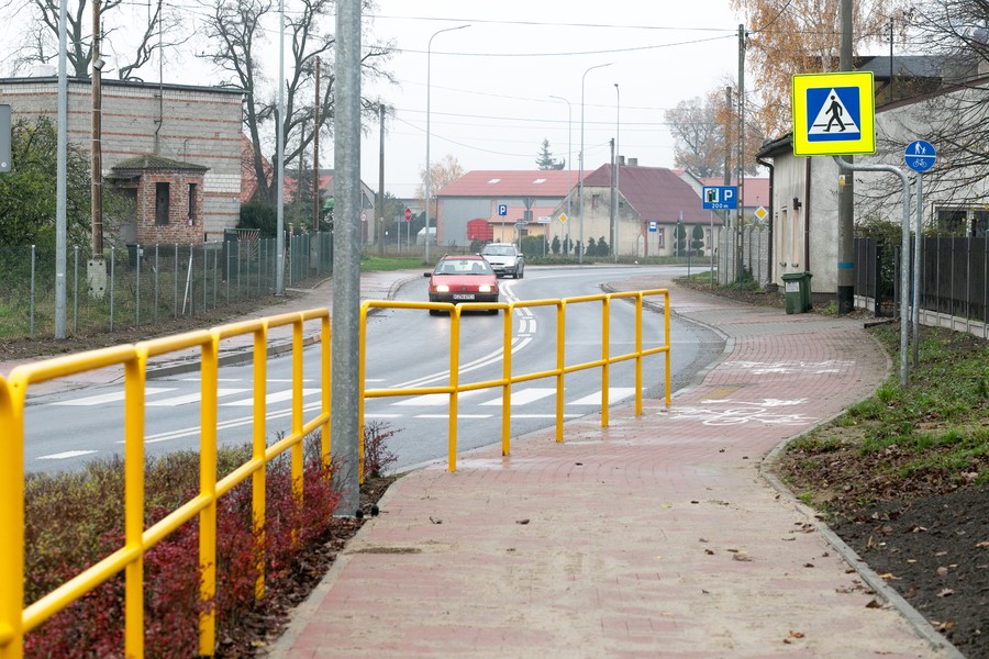 Ścieżka rowerowa wzdłuż drogi wojewódzkiej nr 251 pomiędzy Żninem i granicą województwa, fot. Filip Kowalkowski dla UMWKP 