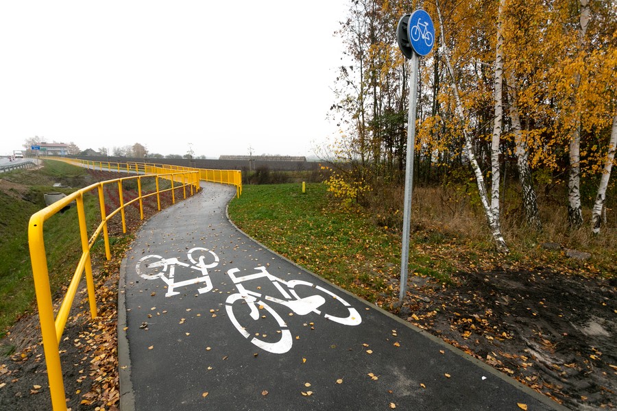 Ścieżka rowerowa wzdłuż drogi wojewódzkiej nr 251 pomiędzy Żninem i granicą województwa, fot. Filip Kowalkowski dla UMWKP 