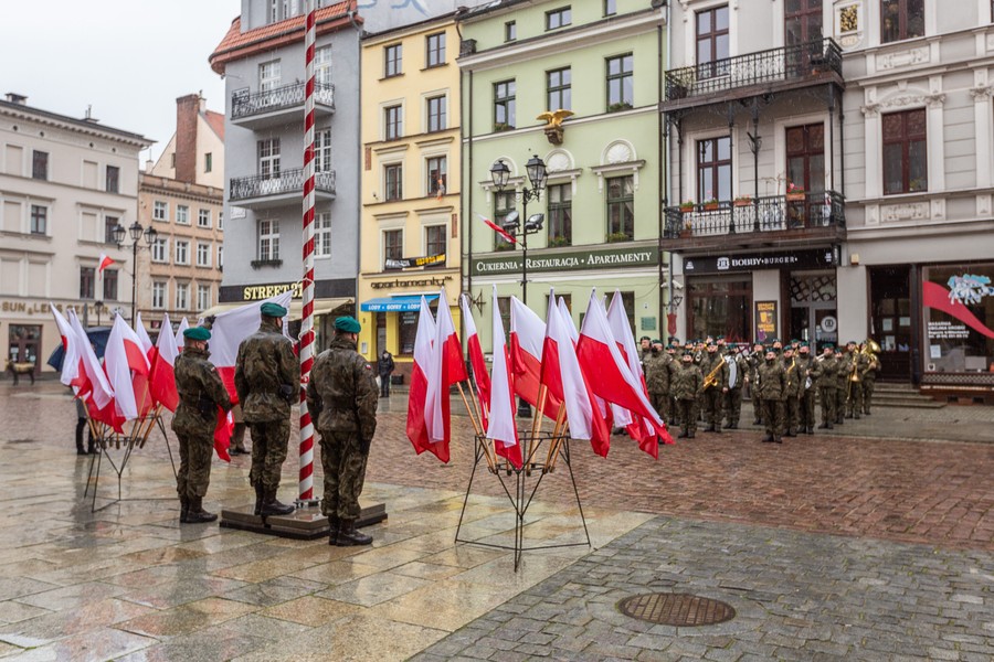Uroczystości z okazji Dnia Flagi RP w Toruniu, fot. Szymon Zdziebło taratoga.pl dla UMWKP