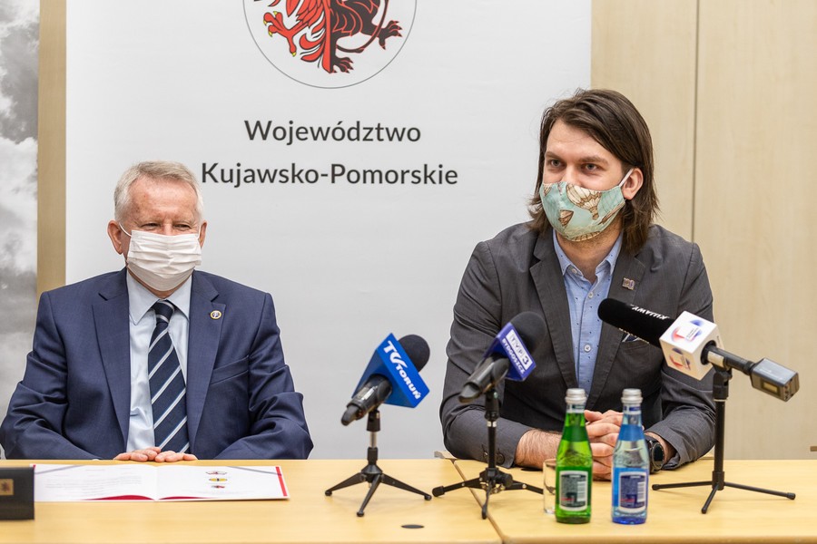 Podpisanie listy intencyjnego w sprawie organizacji zawodów o puchar Gordona Bennetta w Toruniu, fot. Szymon Zdziebło/tarantoga.pl dla UMWKP
