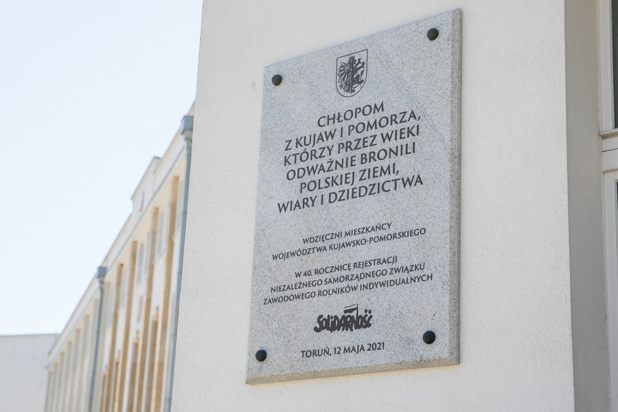 Tablica na gmachu Urzędu Marszałkowskiego, fot. Andrzej Goiński UMWKP