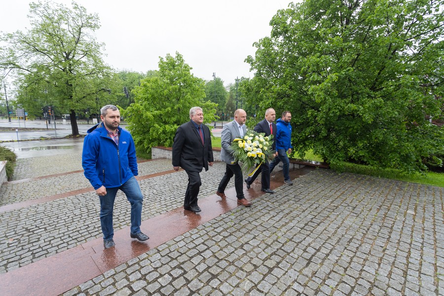 Złożenie kwiatów pod pomnikiem świętego Jana Pawła II, fot. Mikołaj Kuras dla UMWKP