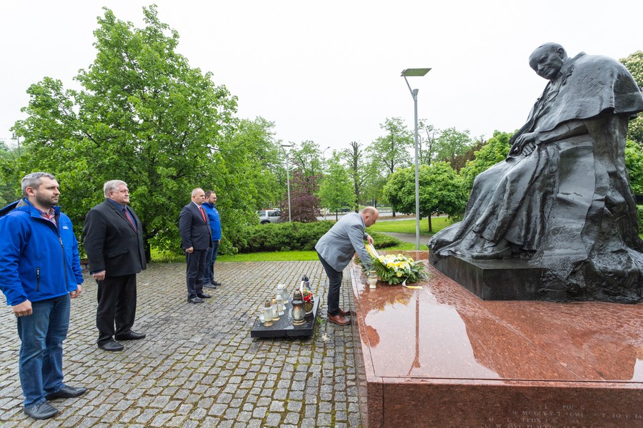 Złożenie kwiatów pod pomnikiem świętego Jana Pawła II, fot. Mikołaj Kuras dla UMWKP