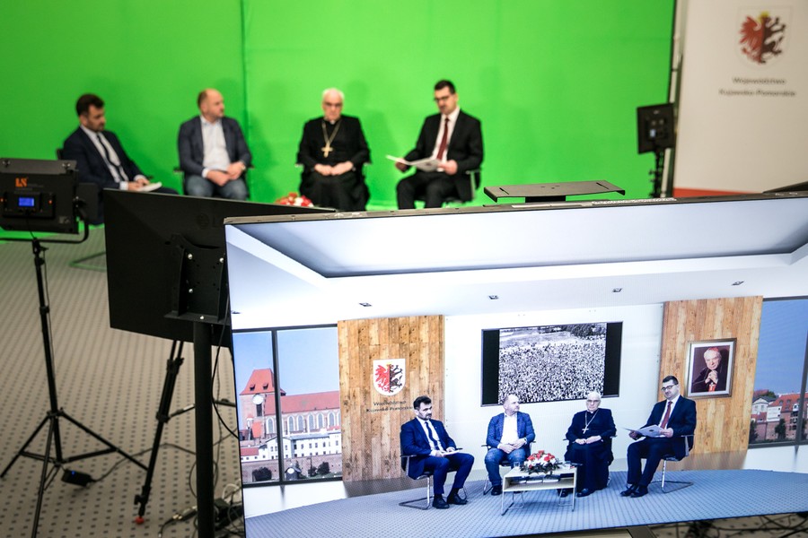 Prymas Tysiąclecia – debata w studiu telewizyjnym w Urzędzie Marszałkowskim, fot. Andrzej Goiński/UMWKP