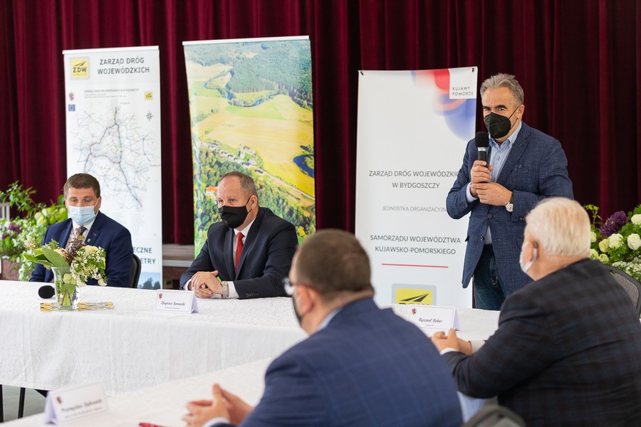Podpisanie umowy na budowę chodnika między Grzybnem i Drużynami, fot. Mikołaj Kuras dla UMWKP
