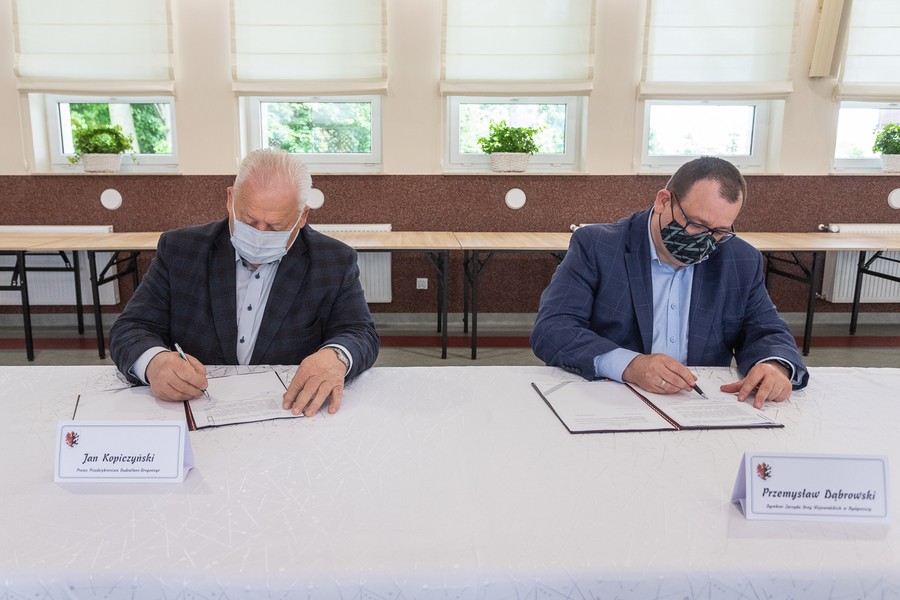Podpisanie umowy na budowę chodnika między Grzybnem i Drużynami, fot. Mikołaj Kuras dla UMWKP