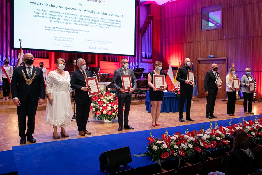 Przedstawiciele instytucji i służb odbierają podziękowania za zaangażowanie w walkę z pandemią, fot. Andrzej Goiński/UMWKP