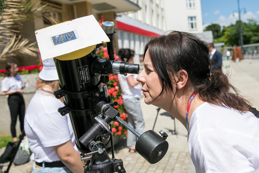 Obserwacja częściowego zaćmienia Słońca, fot. Andrzej Goiński/UMWKP
