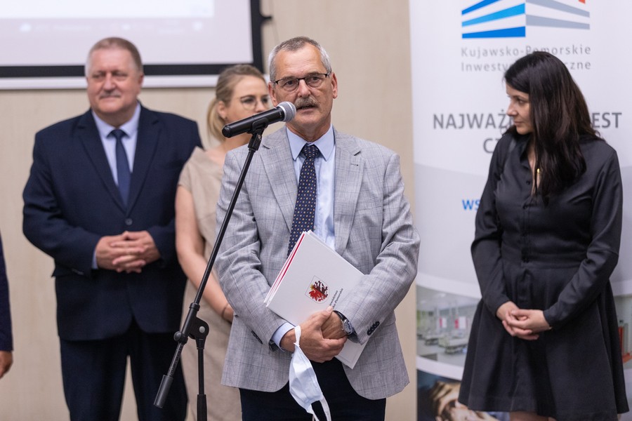 Ceremonia wręczenia umowy przez marszałka Piotra Całbeckiego, fot. Mikołaj Kuras dla UMWKP