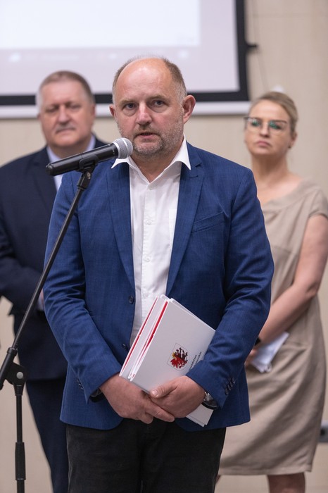 Ceremonia wręczenia umowy przez marszałka Piotra Całbeckiego, fot. Mikołaj Kuras dla UMWKP