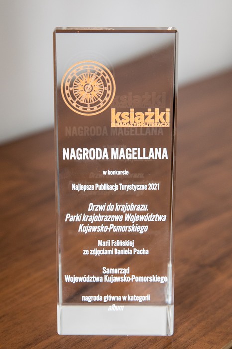 Statuetka Nagrody Magellana dla wydawnictwa Urzędu Marszałkowskiego, fot. Andrzej Goiński/UMWKP