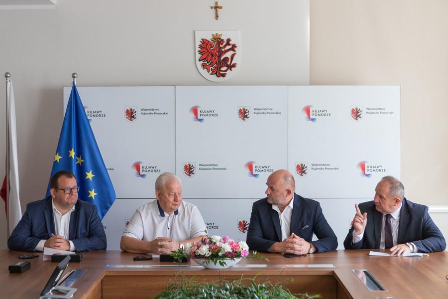 Podpisanie umowy na budowę chodnika w Podzamku Golubskim, fot. Mikołaj Kuras dla UMKWP
