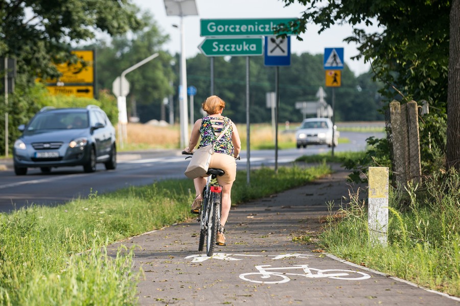 Ścieżka rowerowa wzdłuż drogi wojewódzkiej nr 560, fot. Andrzej Goiński UMWKP