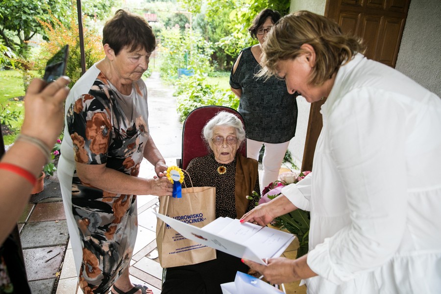 Wizyta u 104-letniej pani Aurelii Liwińskiej, fot. Andrzej Goiński/UMWKP