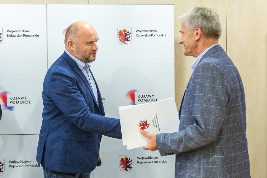 Podpisanie umowy na modernizację drogi wojewódzkiej nr 563, fot. Szymon Zdziebło tarantoga.pl dla UMWKP