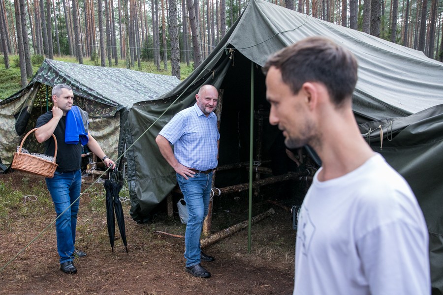 Marszałek Piotr Całbecki odwiedza harcerzy podczas obozu w Białej, fot. Andrzej Goiński/UMWKP
