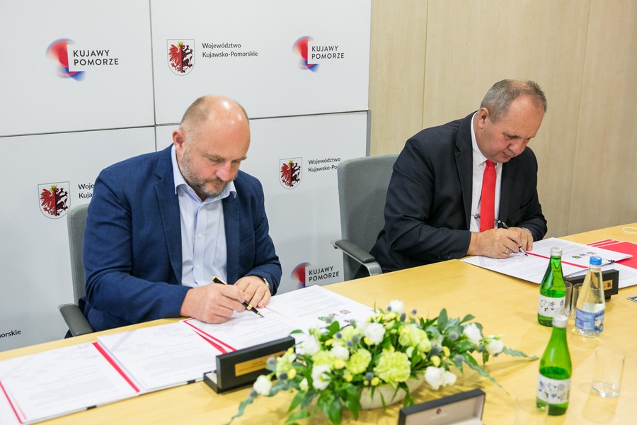 Podpisanie porozumień w sprawie budowy obwodnic Chełmży i Łysomic, fot. Andrzej Goiński UMWKP