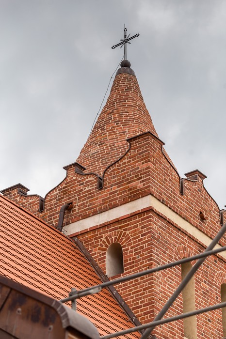 Remont ścian i kopuły wieży na kościele parafialnym p.w. św. Mikołaja w Gronowie (powiat toruński), fot. Szymon Zdziebło/tarantoga.pl dla UMWKP