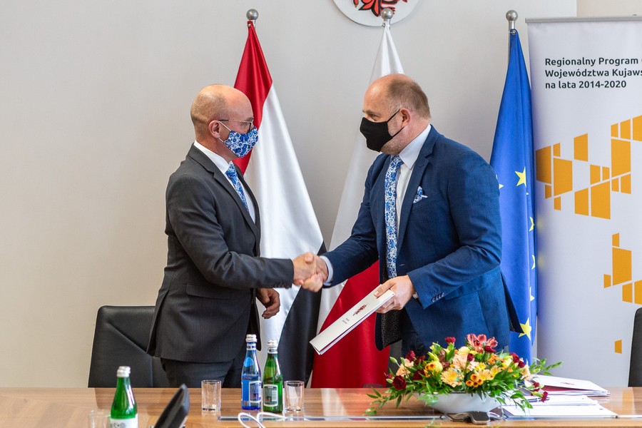 Ceremonia podpisania umów RPO, 26 sierpnia 2021, fot. Szymon Zdzieblo/tarantoga.pl dla UMWKP