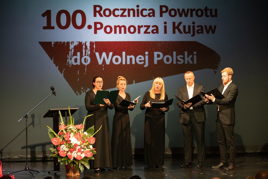 Uroczystość wręczenia medali stulecia powrotu Pomorza i Kujaw do wolnej Polski, fot. Mikołaj Kuras dla UMWKP