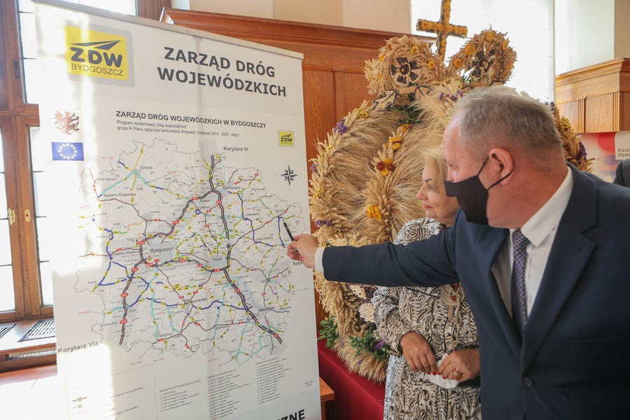Podpisanie umów na modernizację dróg wojewódzkich nr 246 i 544, fot. Mikołaj Kuras dla UMWKP