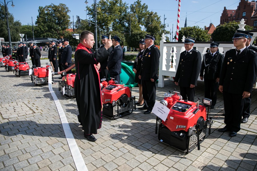 Wręczenie motopomp strażakom ochotnikom, fot. Andrzej Goiński/UMWKP