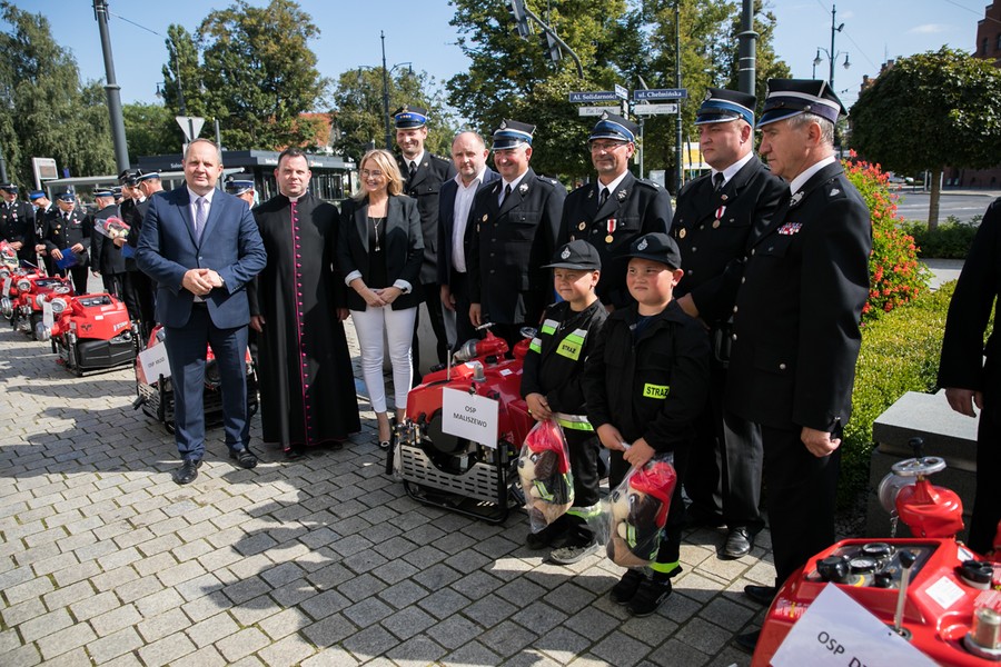 Wręczenie motopomp strażakom ochotnikom, fot. Andrzej Goiński/UMWKP
