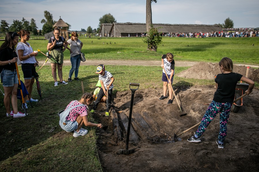 Festyn Archeologiczny w Biskupinie, fot. Andrzej Goiński/UMWKP