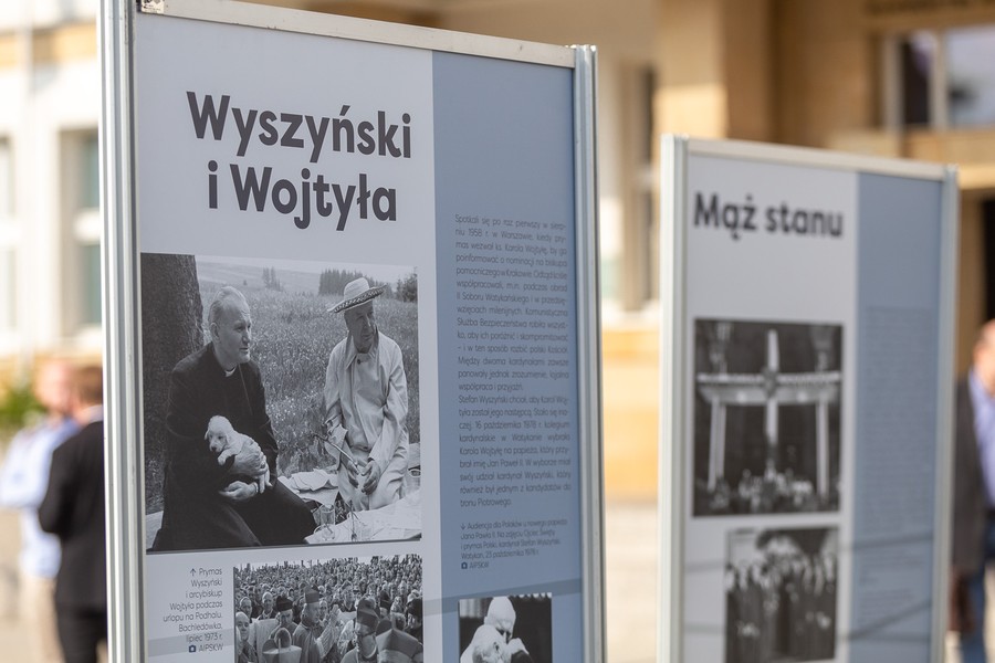 Kardynał Stefan Wyszyński – wystawa przed Urzędem Marszałkowskim w Toruniu, fot. Szymon Zdziebło/tarantoga.pl dla UMWKP