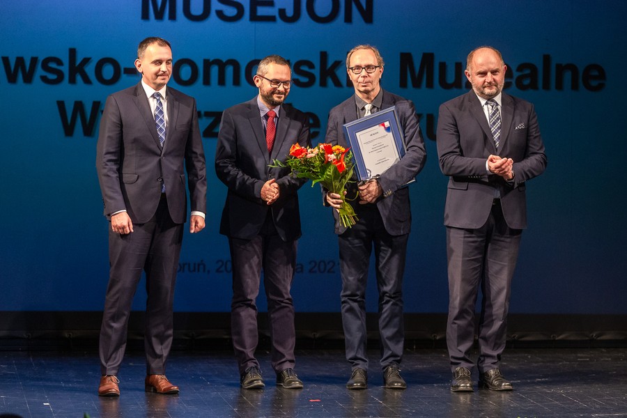 Wręczenie medali Hereditas Saeculorum i statuetek Musejon, fot. Szymon Zdziebło/tarantoga.pl dla UMWKP