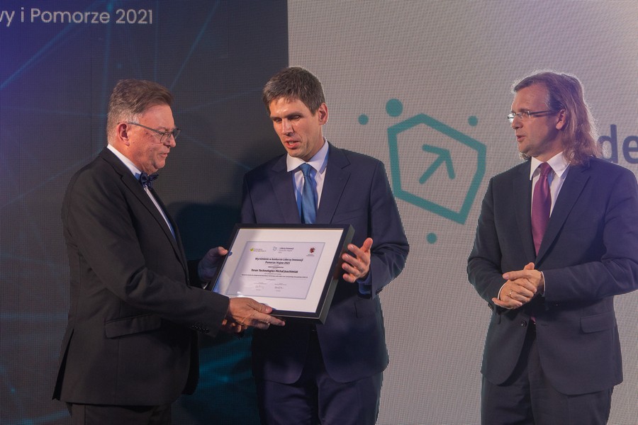 Wręczenie nagród na Regionalnym Forum Innowacji, fot. Mikołaj Kuras dla UMWKP