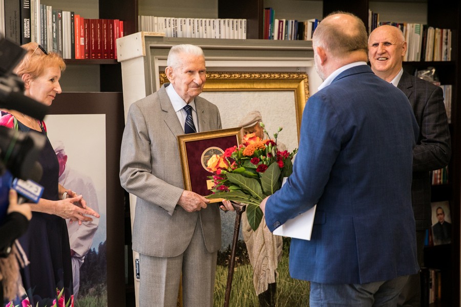 Wręczenie medalu panu Józefowi Zakrzewskiemu, fot. Andrzej Goiński/UMWKP