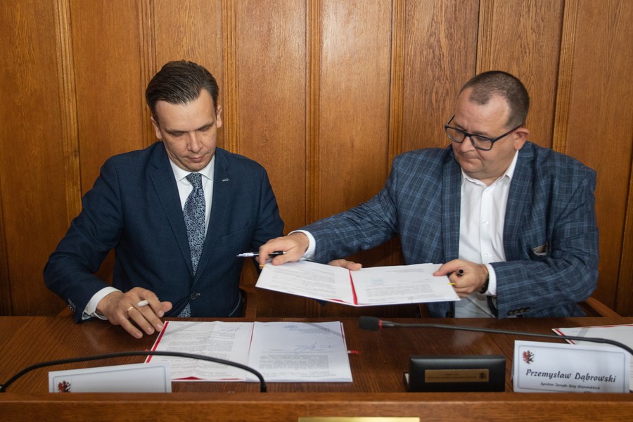 Podpisanie umów na inwestycje drogowe, fot. Mikołaj Kuras dla UMWKP