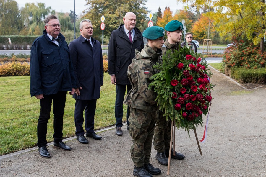Złożenie kwiatów pod pomnikiem księdza Popiełuszki w Toruniu, fot. Andrzej Goiński/UMWKP