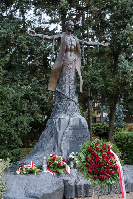 Złożenie kwiatów pod pomnikiem księdza Popiełuszki w Toruniu, fot. Andrzej Goiński/UMWKP