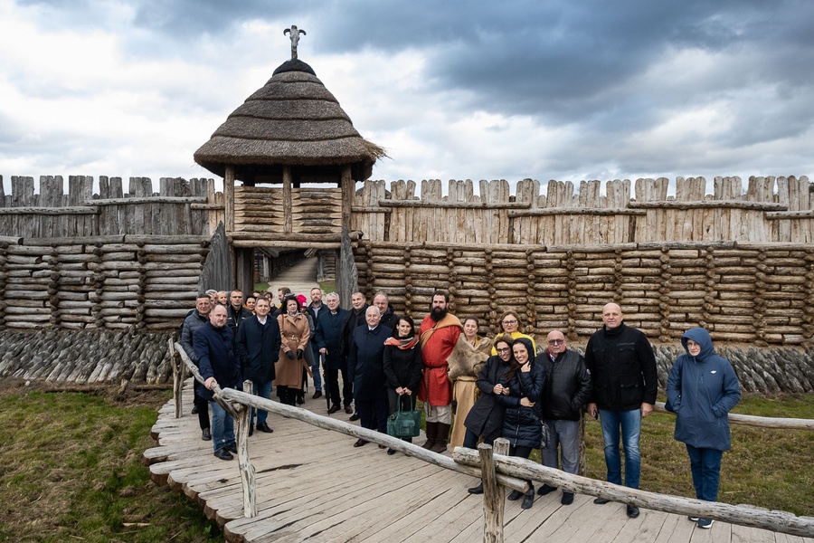 Uczestnicy konwentu marszałków odwiedzili wojewódzką jednostkę kultury Muzeum Archeologiczne w Biskupinie, fot. Filip Kowalkowski dla UMWKP