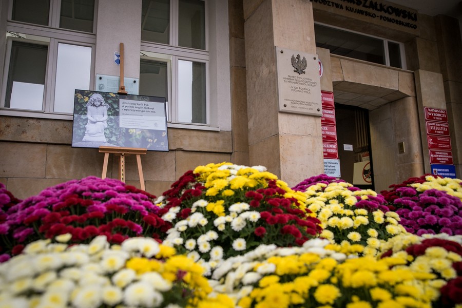 Wspomnienie zmarłych pracowników Urzędu Marszałkowskiego, fot. Andrzej Goiński/UMWKP
