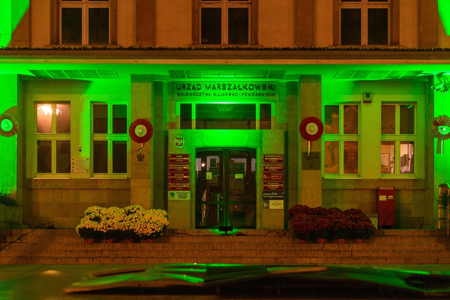 Fronton Urzędu Marszałkowskiego podświetlony na zielono, fot. Szymon Zdziebło/tarantoga.pl dla UMWKP