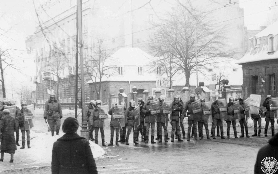 Oddział funkcjonariuszy MO / ZOMO blokujący ulicę w Łodzi, 13 grudnia 1981 r. IPN By 676/1 (dar Andrzeja Piaseckiego), fot. zasoby Instytutu Pamięci Narodowej, ipn.gov.pl