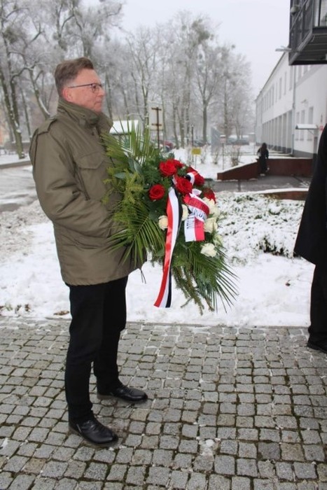 Złożenie kwiatów pod tablicą potulickiego więzienia, fot. kapitan Agata Zmarlik-Kufel, Zakład Karny w Potulicach 