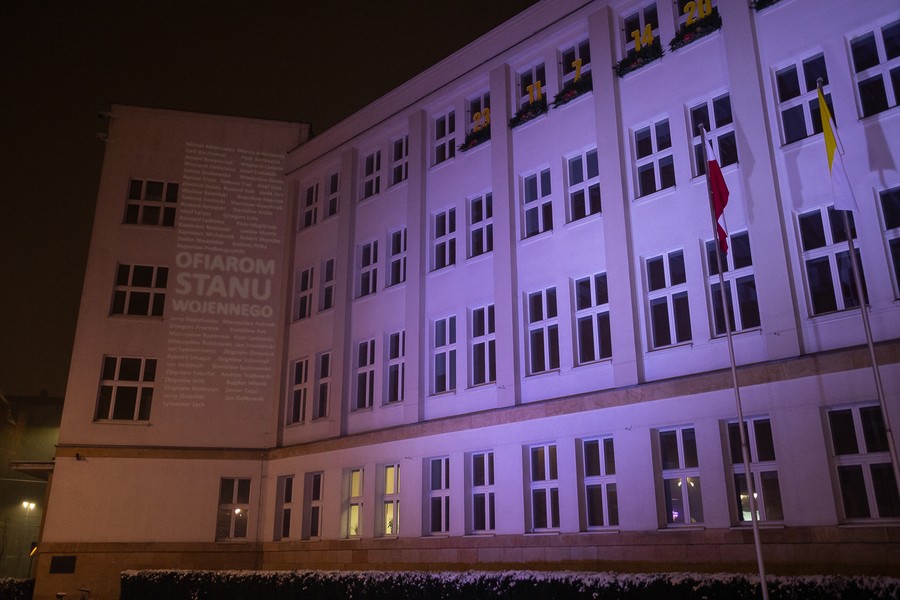 Urząd Marszałkowski podświetlony z okazji rocznicy wprowadzenia stanu wojennego, fot. Mikołaj Kuras dla UMWKP