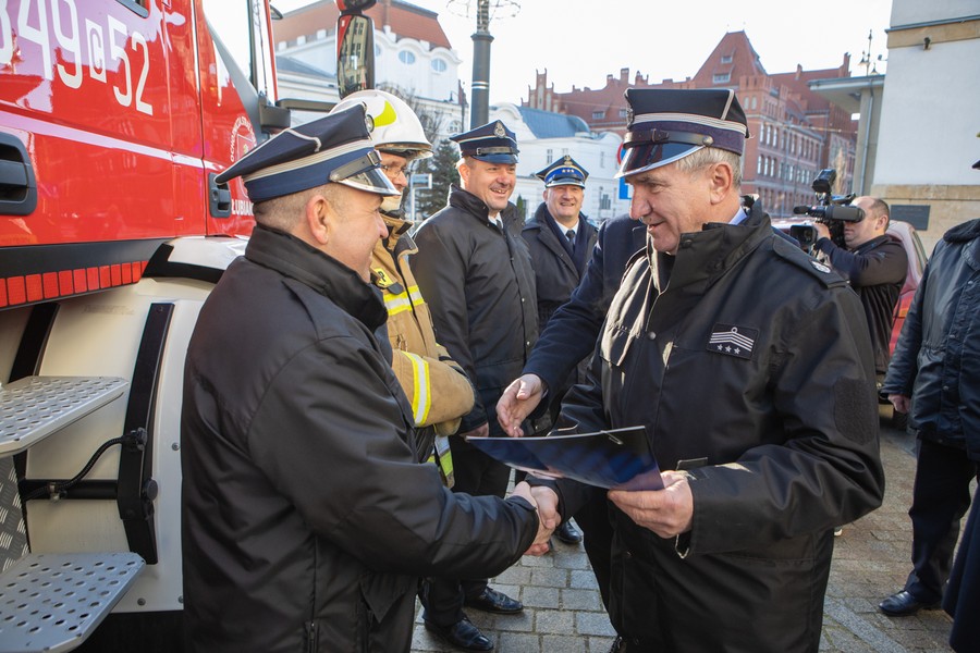 Przekazanie wozów strażackich jednostkom OSP, fot. Mikołaj Kuras dla UMWKP