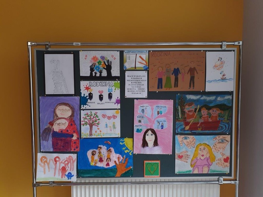Wystawa prac w Wojewódzkim Szpitalu Dziecięcym konkurs plastyczny na temat Rodzina - miłość, bezpieczeństwo, wsparcie