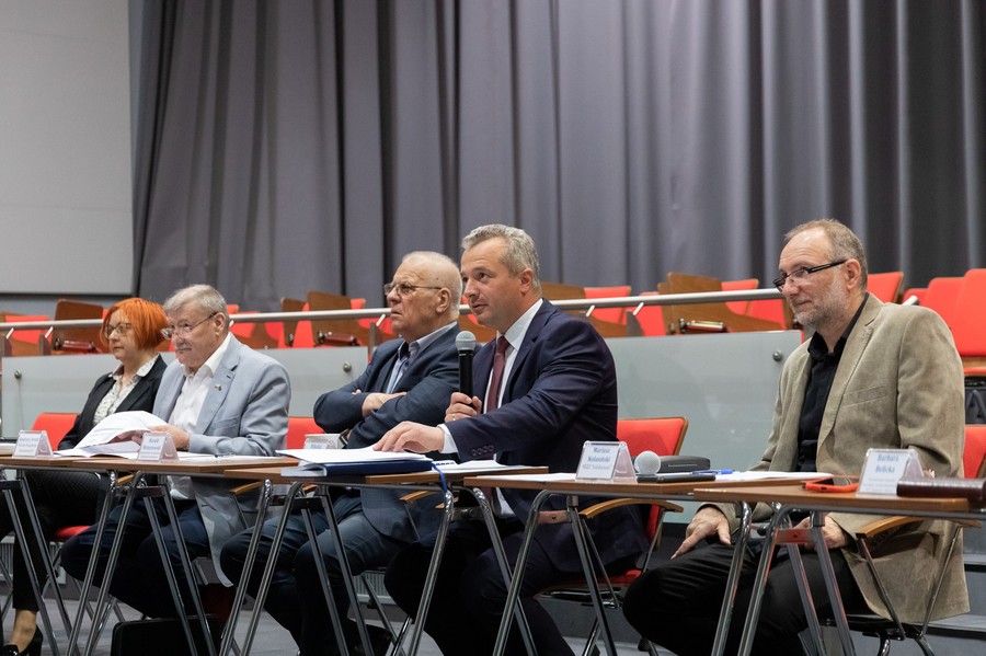Od lewej p. M. Kaczyńska, p. A. Arndt, p. H. Matuszewski, p. M Bogdanowicz, p. M. Kolasiński podczas posiedzenia K-P WRDS w dniu 12.05.2022 r., fot. Jacek Nowacki