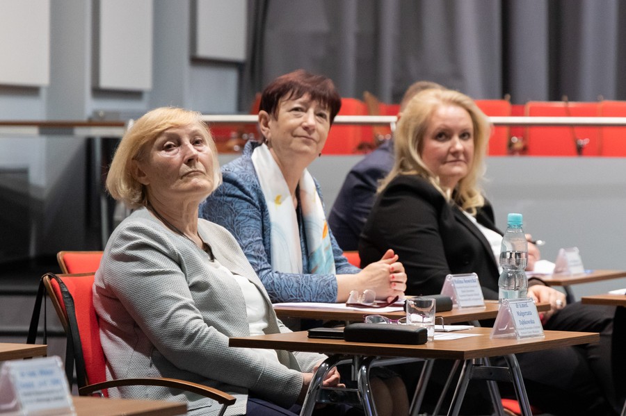 Od lewej p. M. Dąbkowska, p. H. Nowicka. p. B. Nowacka podczas posiedzenia plenarnego K-P WRDS w dniu 12.05.2022 r, fot. Jacek Nowacki