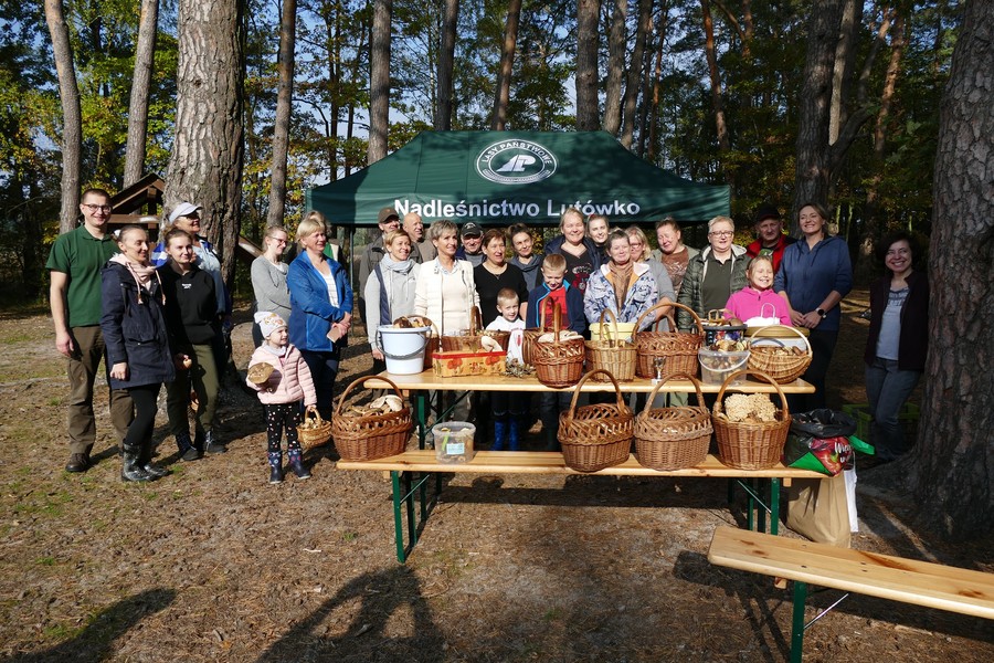 Uczestnicy grzybobrania wraz z organizatorami fot. Archiwum KPK 
