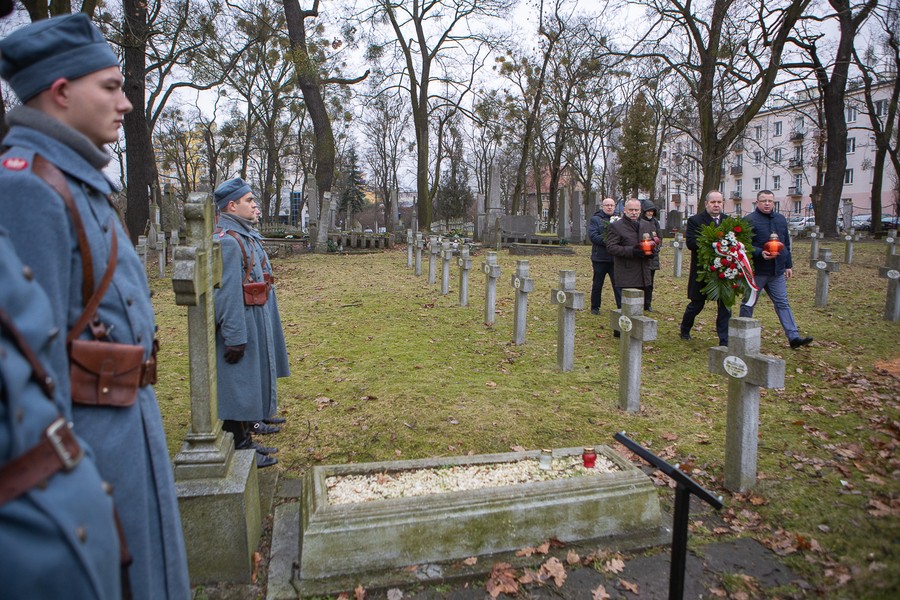 Złożenie kwiatów na grobie plutonowego Gerarda Pająkowskiego, fot. Mikołaj Kuras dla UMWKP