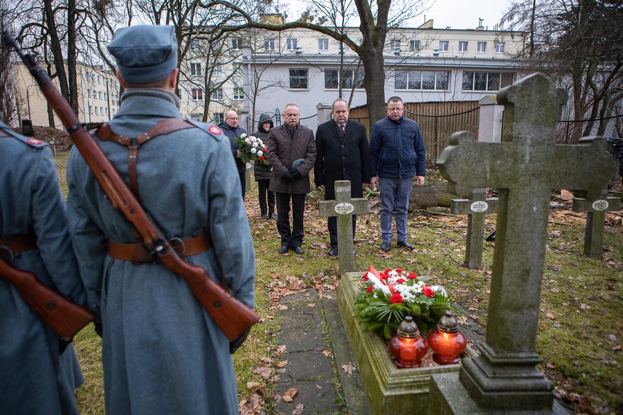 Złożenie kwiatów na grobie plutonowego Gerarda Pająkowskiego, fot. Mikołaj Kuras dla UMWKP