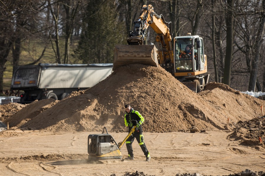 Prace przy budowie parkingu przy drodze wojewódzkiej nr 543, fot. Andrzej Goiński/UMWKP