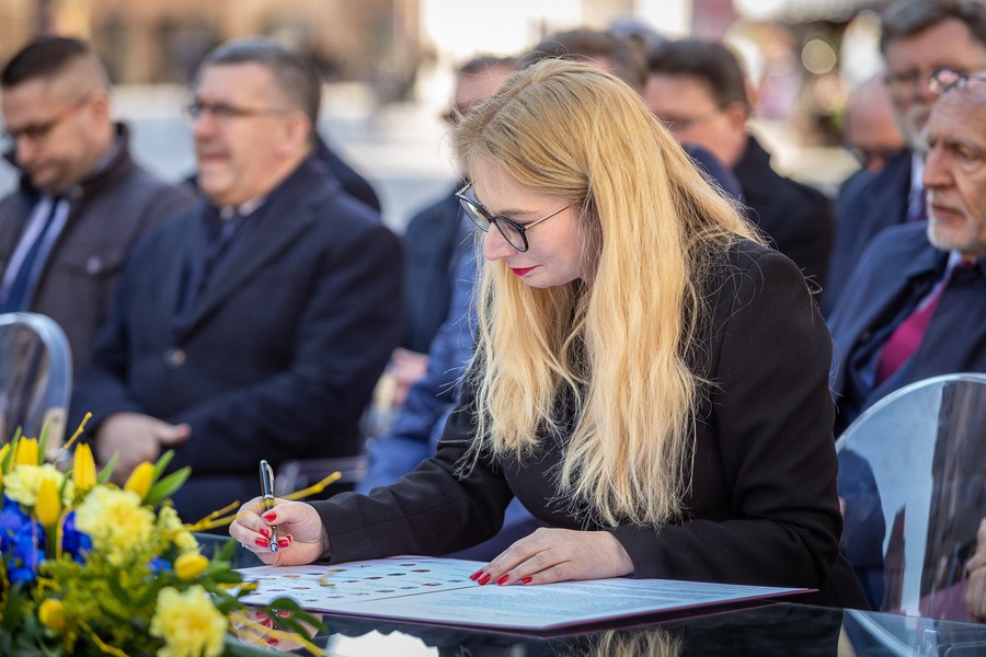 Ceremonia podpisania listów intencyjnych w sprawie Szlaku Kopernikowskiego, fot. Szymon Zdzieblo/tarantoga.pl dla UMWKP